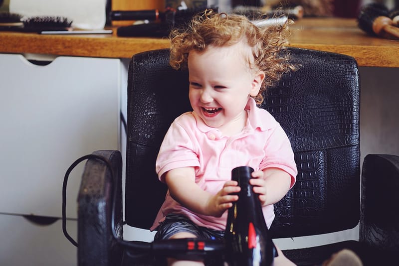 גיל 3 כמה מרגש! הרגע שבו הקטנצ'יק הופך לגברבר קטן, מסופר. והשיער?! לפחות יישארו לנו בתמונות למזכרת.