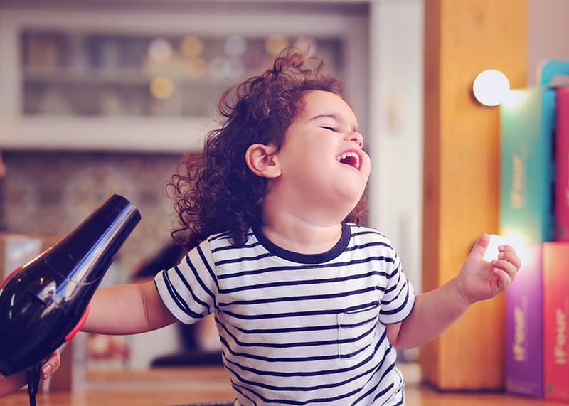גיל 3 כמה מרגש! הרגע שבו הקטנצ'יק הופך לגברבר קטן, מסופר. והשיער?! לפחות יישארו לנו בתמונות למזכרת.