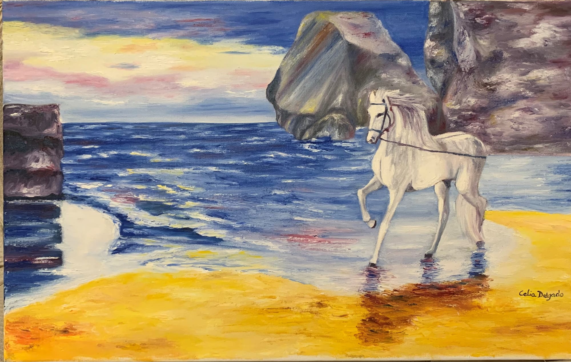 Caballo blanco en la playa