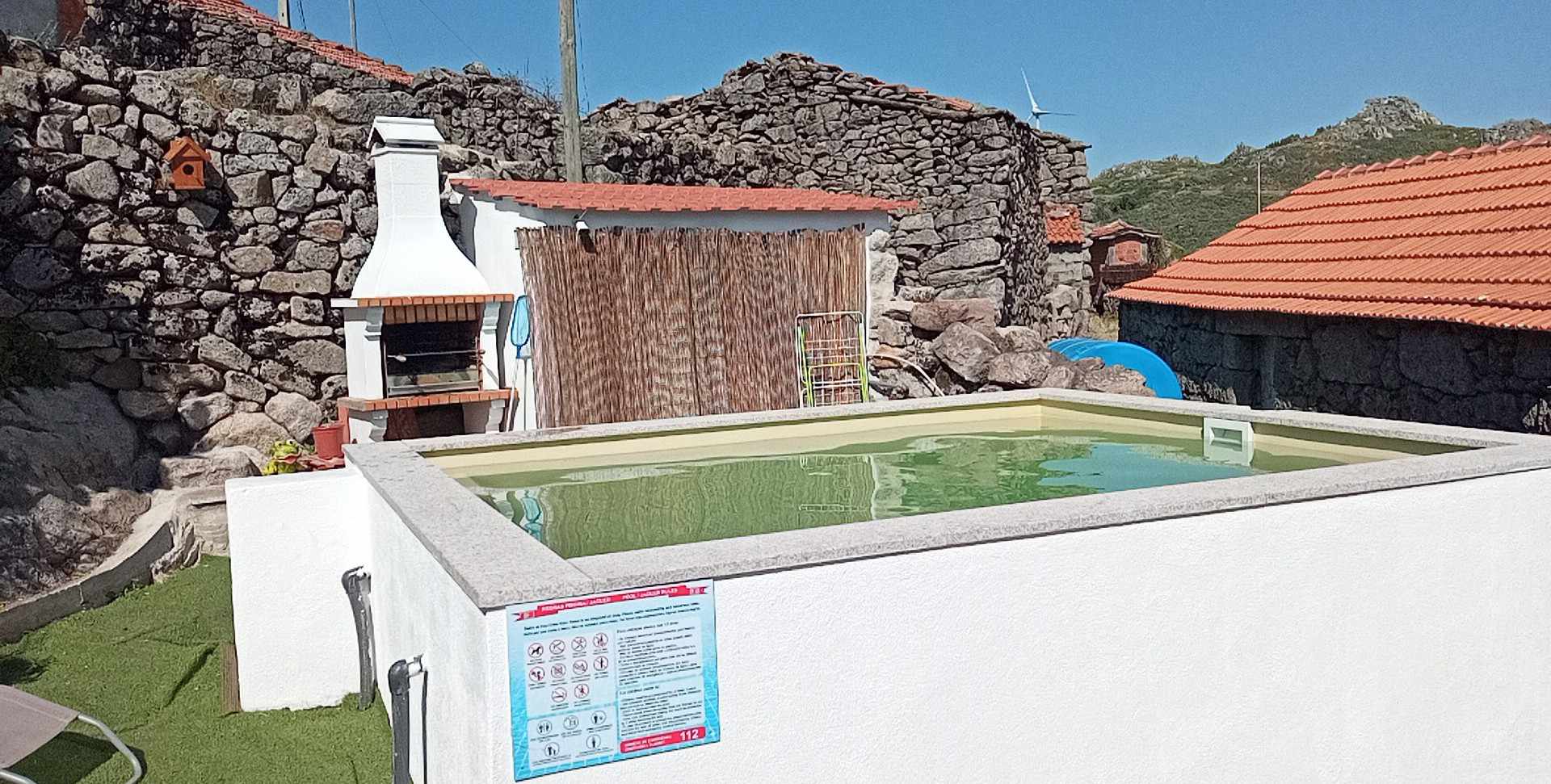 Piscina  e Churrasqueira no exterior