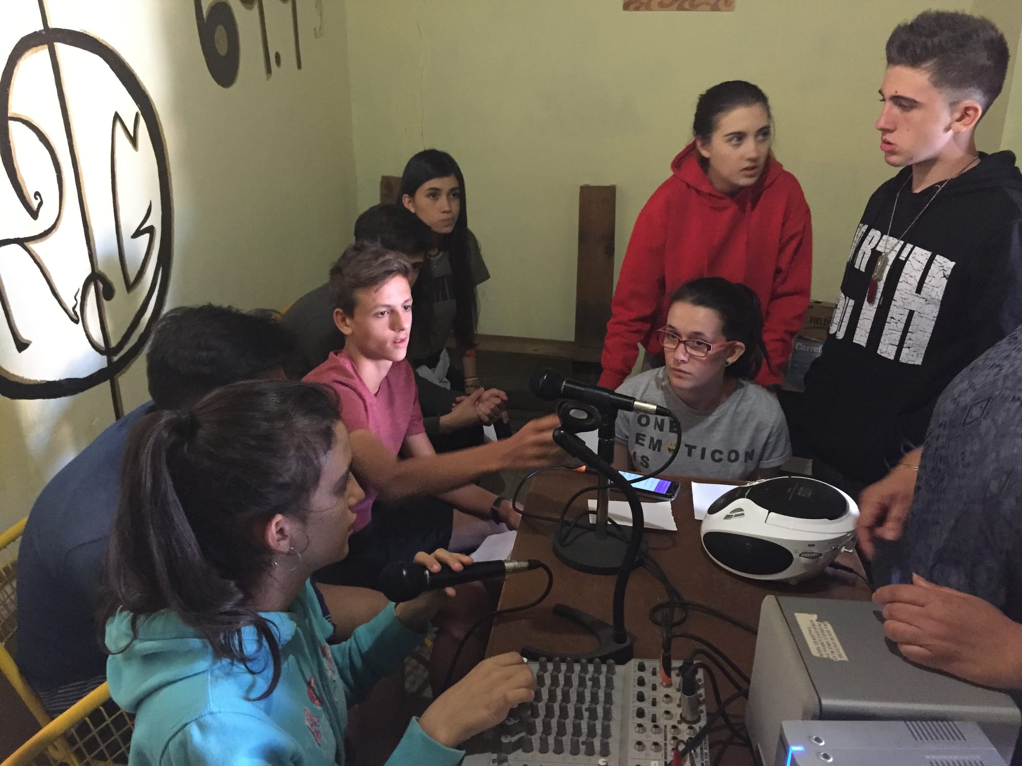 DESPIERTA A TUS COMPAÑEROS CON TU VOZ EN LA RADIO (Por Eva Maestro, Malena y Diego de Santos)