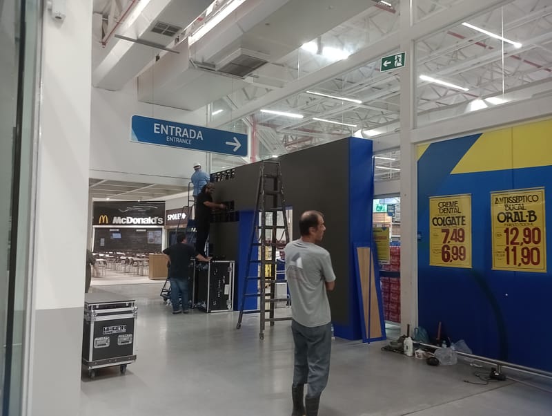 Estande da Lacta para páscoa em loja Assaí