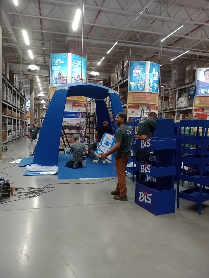 Estande da Lacta para páscoa em loja Assaí