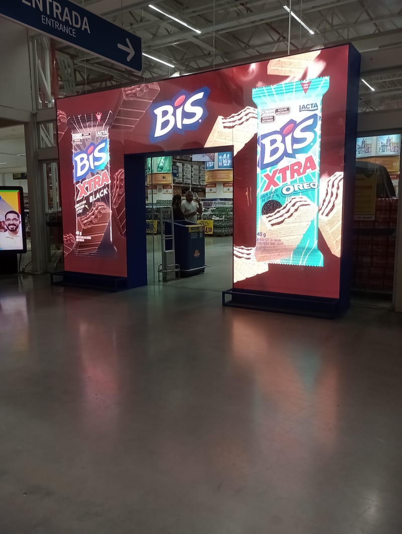 Estande da Lacta para páscoa em loja Assaí