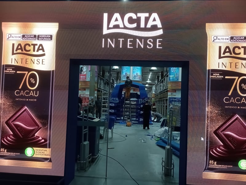 Estande da Lacta para páscoa em loja Assaí