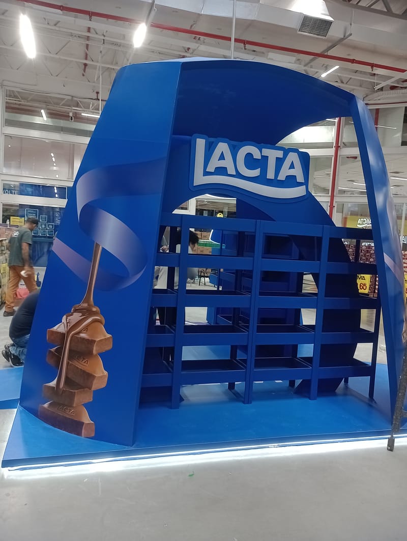 Estande da Lacta para páscoa em loja Assaí