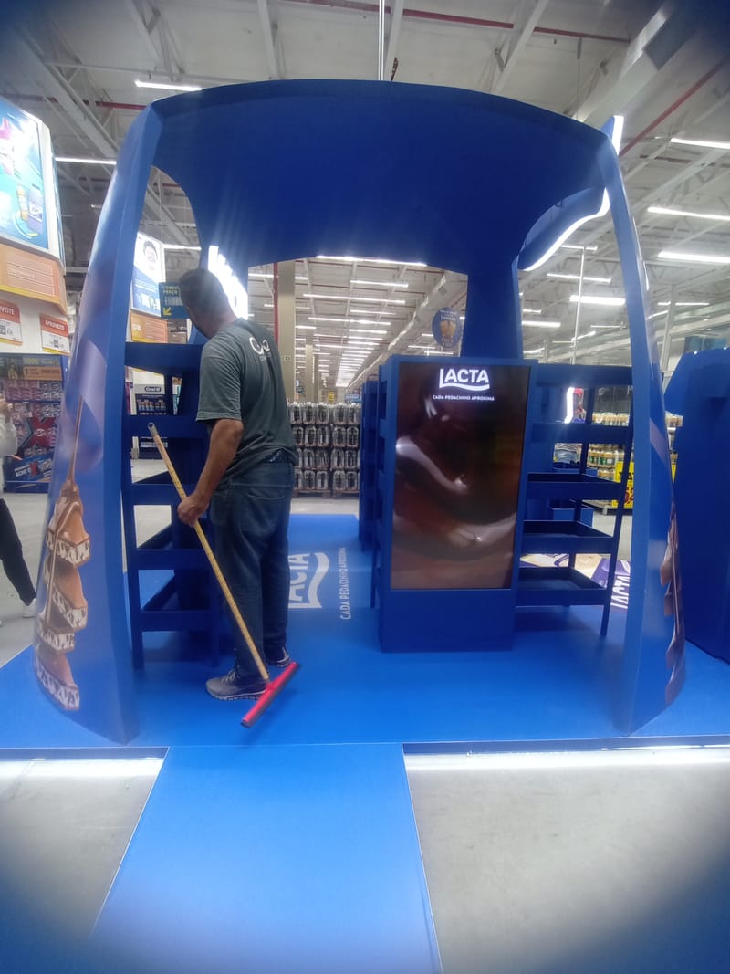 Estande da Lacta para páscoa em loja Assaí