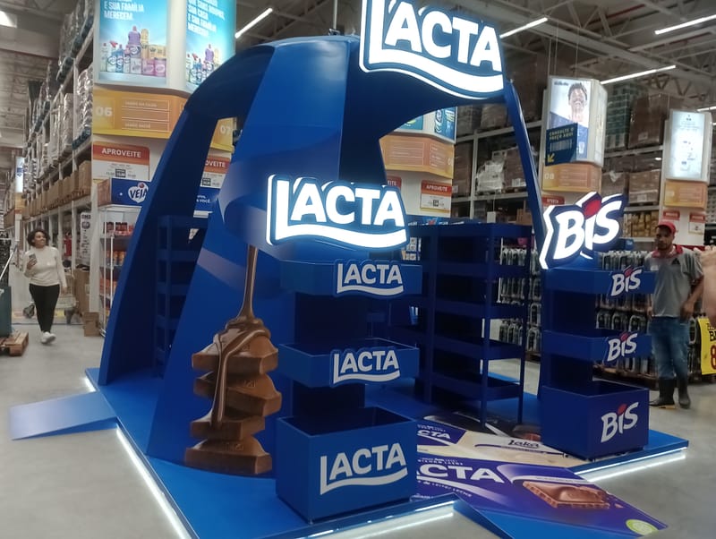 Estande da Lacta para páscoa em loja Assaí