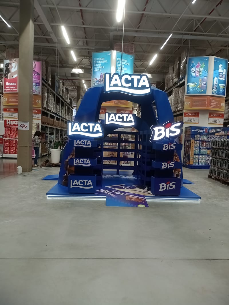 Estande da Lacta para páscoa em loja Assaí