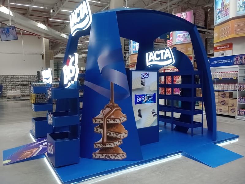 Estande da Lacta para páscoa em loja Assaí