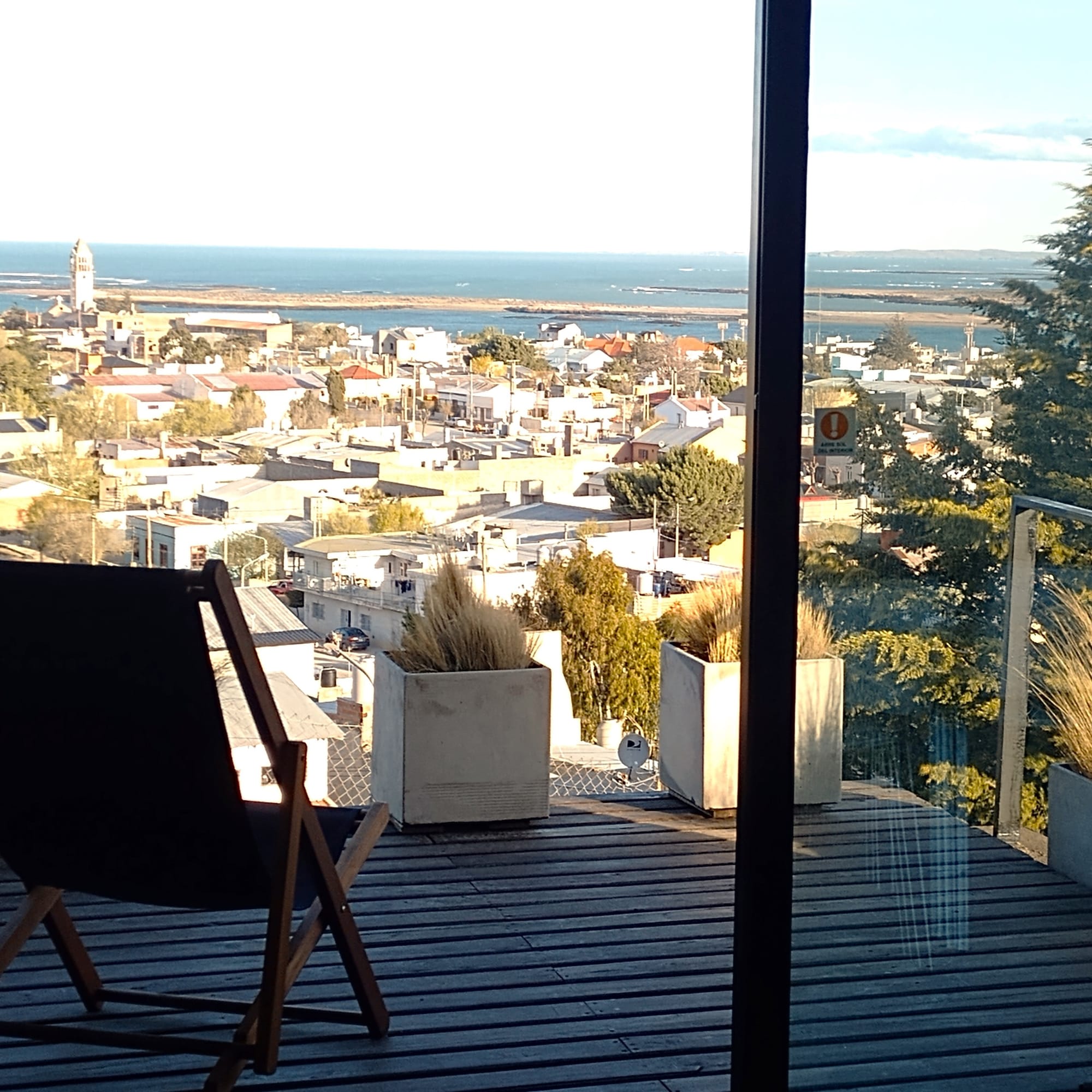 Terraza con excelente vista a la ciudad y al mar.