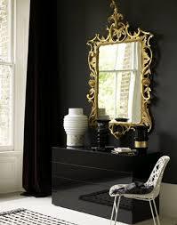 Cómo decorar tu hogar con negro. blanco y reflejos dorados.