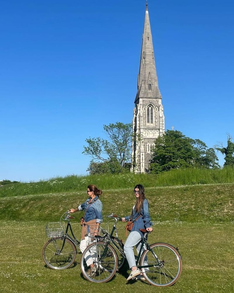 Juliana Awada y su hija impactantes con looks total jeans.