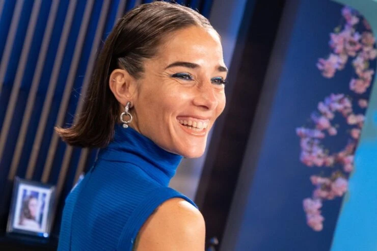 Juana viale impacta con un vestido azul de Gino Bogani