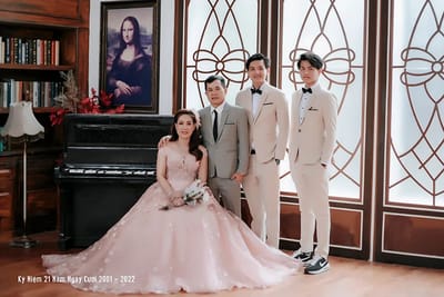 Chụp hình kỷ niệm 20 năm ngày cưới nên hay không?