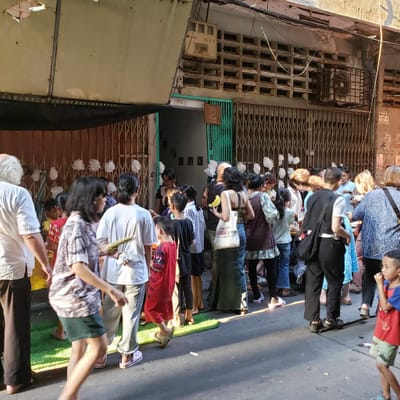 👉 Crowd Chattering