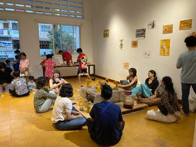 👉 Crowd Chattering