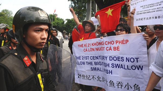 Vì Sao Không Nên Xuống Đường Trong Thời Cộng Sản?