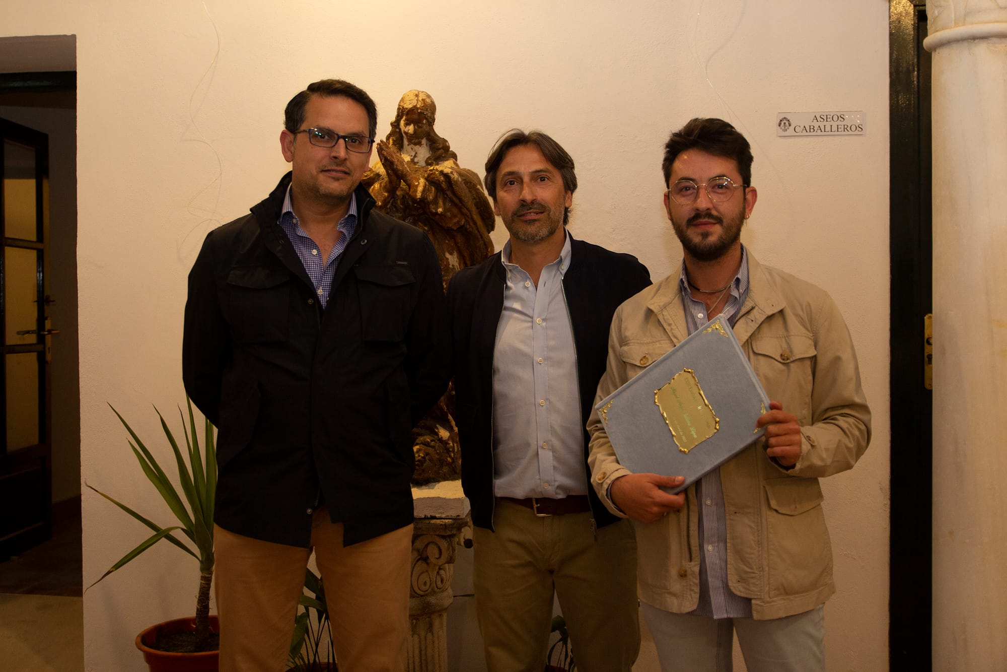 Galería. Entrega Pastas al Pregonero de las Glorias