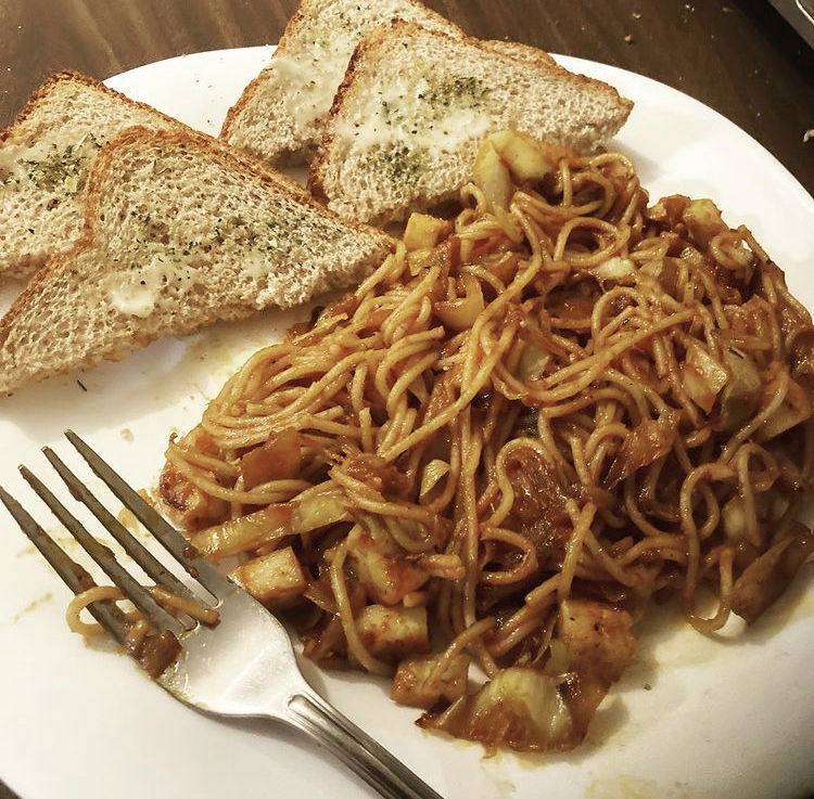 Street food style Desi noodles with Garlic bread