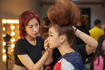 Nên học lớp tóc chuyên nghiệp ở trung tâm hay ở salon tốt hơn?