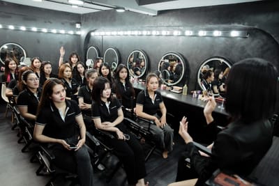 Học trang điểm chuyên nghiệp giá bao nhiêu?