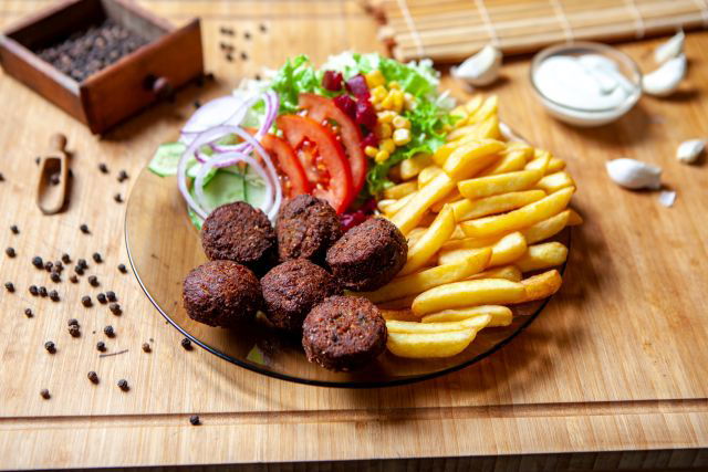 Falafel la farfurie (caserola)