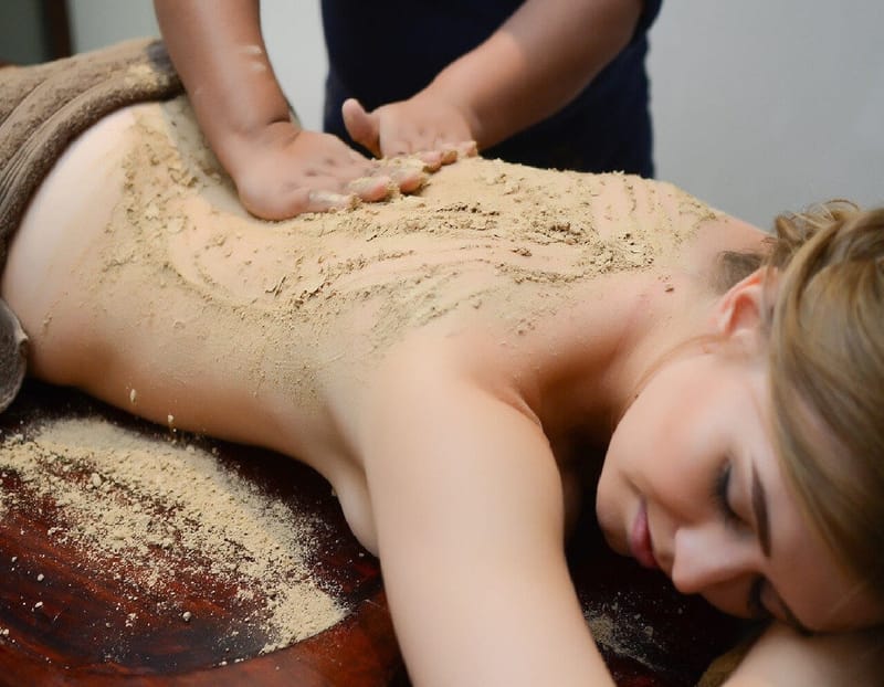 UDVARTHANA   /Drainage Lymphatique                  se pratique à sec avec de la poudre de pois chiche et des épices naturelles indiennes .                                                                                                                                        75 Euros /  Durée :  1H