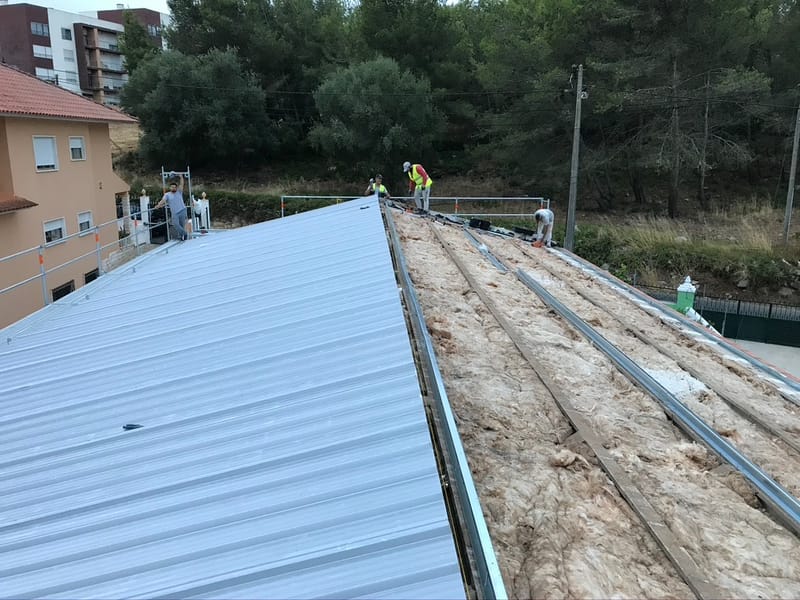 Substituição de cobertura de galpão em Alcabideche 