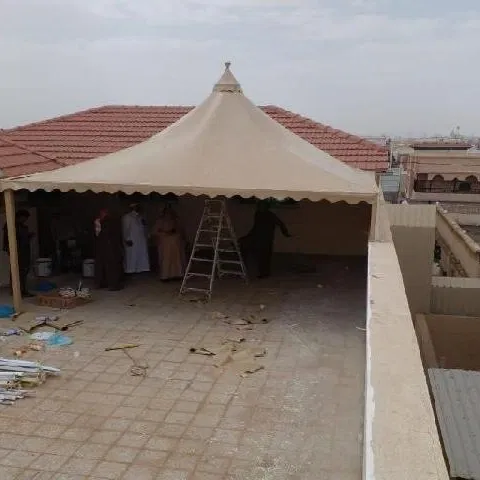 مظلات هرمية في المدينة المنورة وينبع 