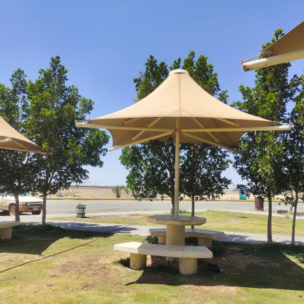 مظلات هرمية في المدينة المنورة وينبع 