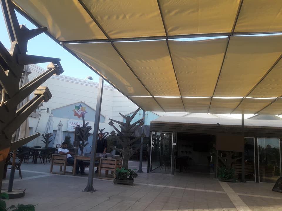 مظلات مطاعم ومقاهي وكافيهات في المدينة