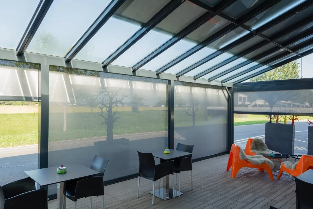 مظلات مطاعم ومقاهي وكافيهات في المدينة