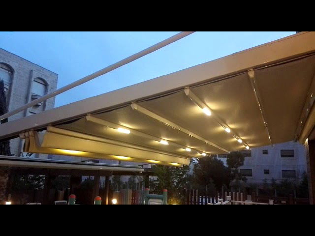 مظلات مطاعم ومقاهي وكافيهات في المدينة