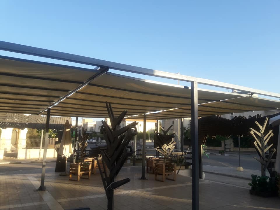 مظلات مطاعم ومقاهي وكافيهات في المدينة