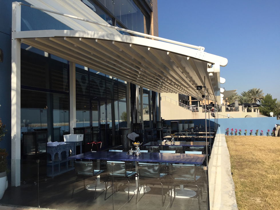 مظلات مطاعم ومقاهي وكافيهات في المدينة