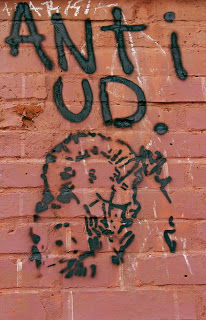ANTI UD. Stencil Spray Cali 2011