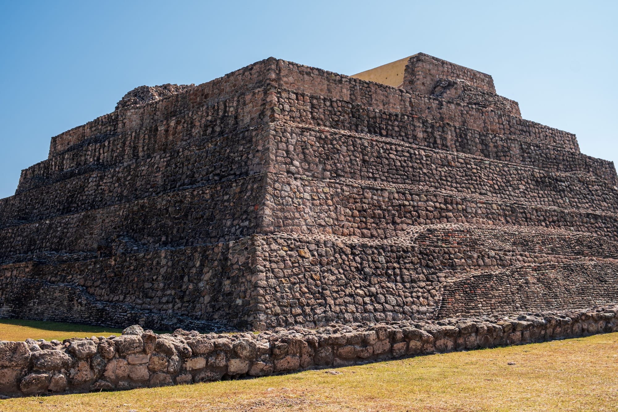 Pyramide à degrés méso-américaine 