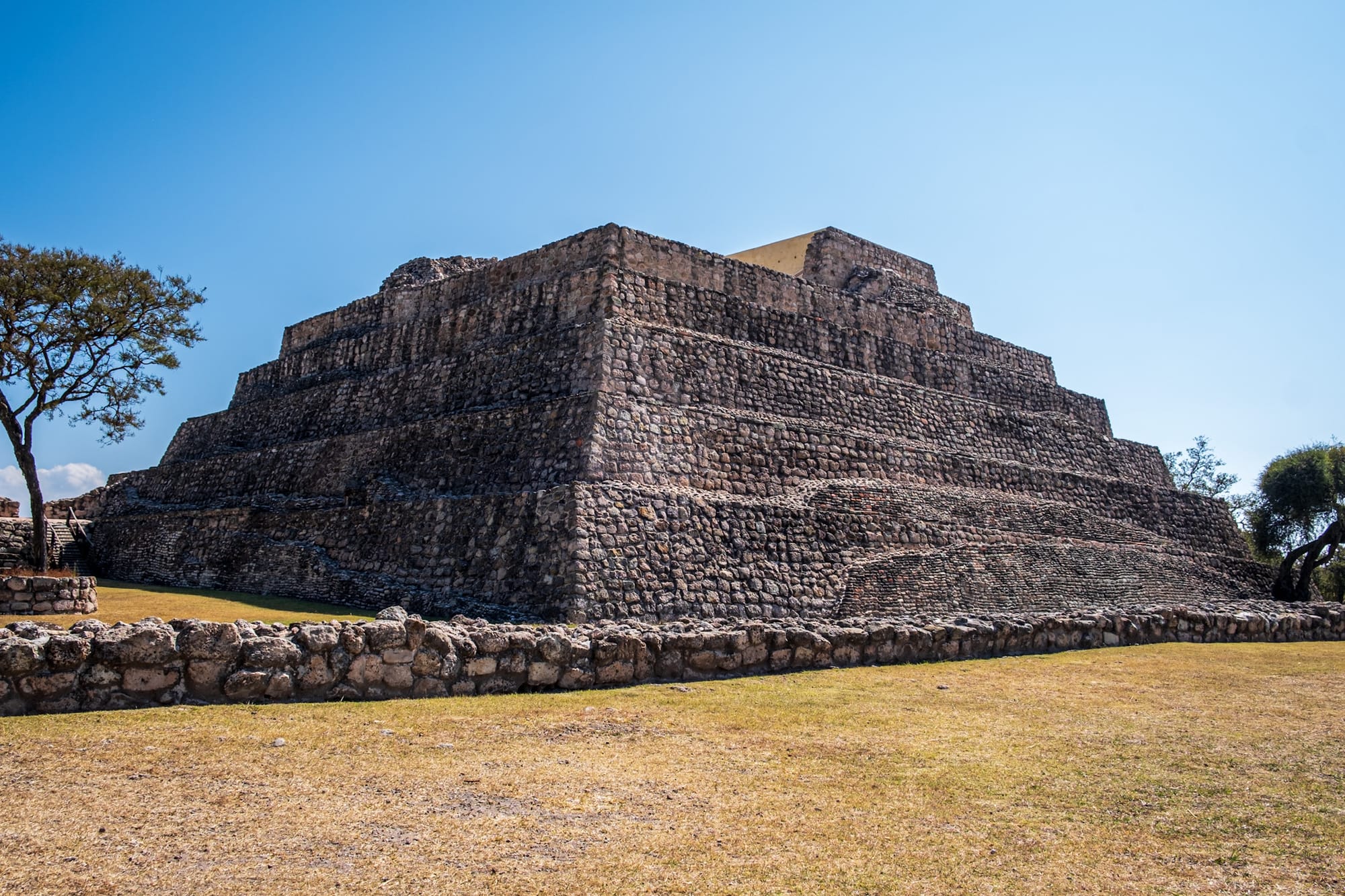 Pyramide à degrés méso-américaine 