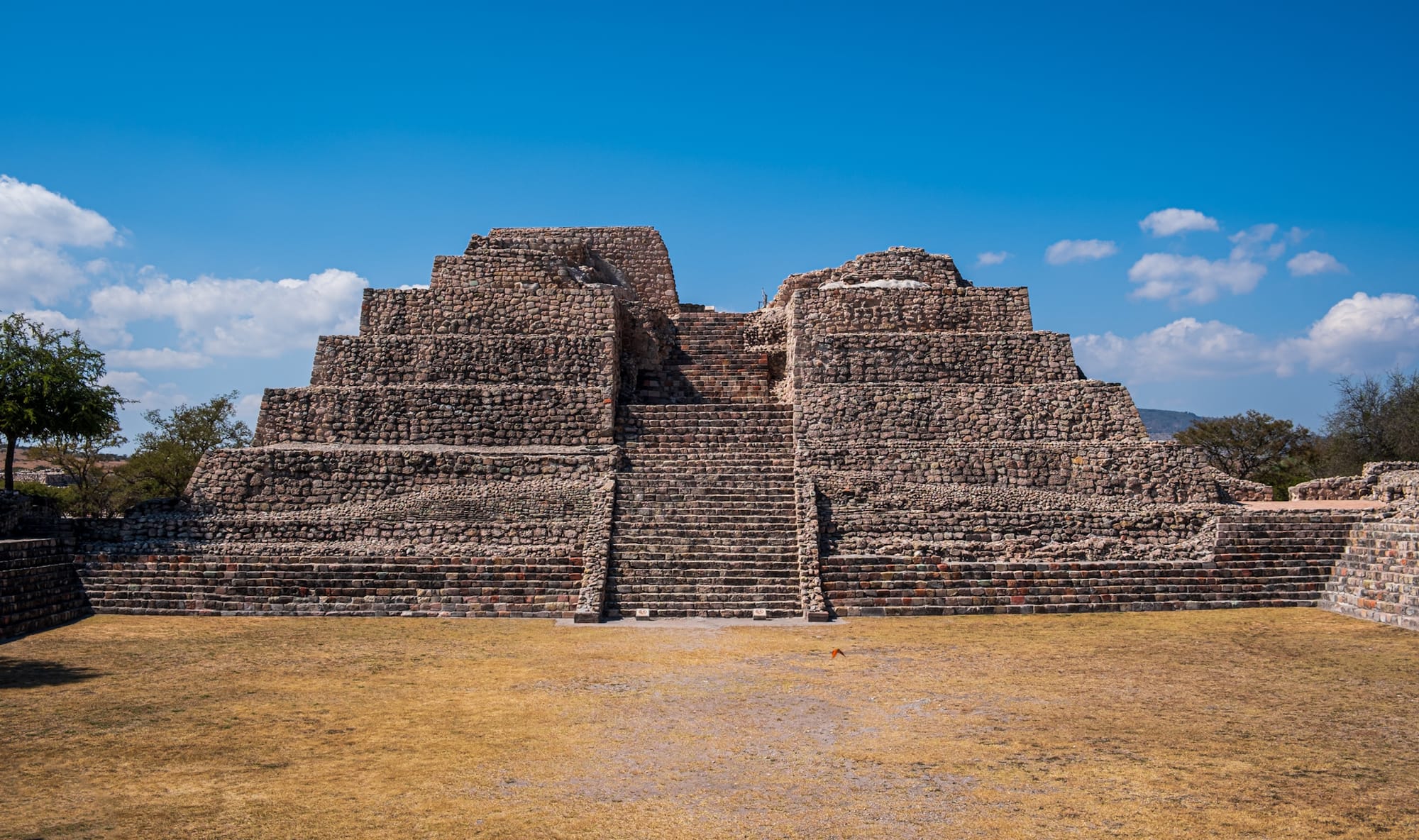 Pyramide à degrés méso-américaine 