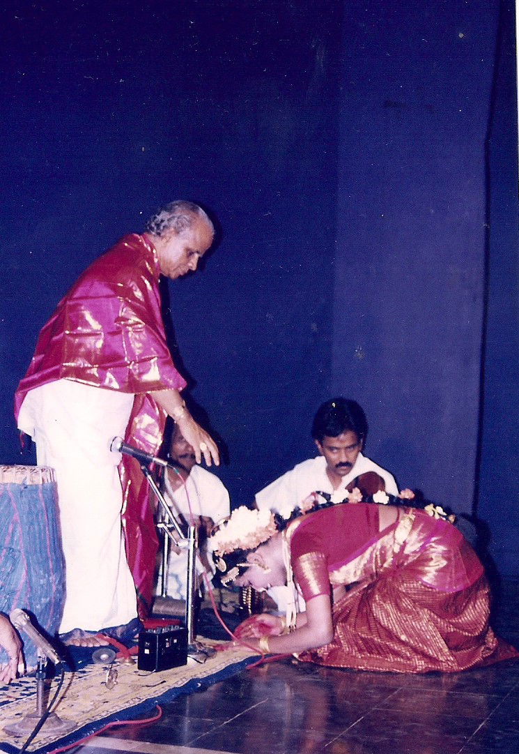 Guru Padmashri Adyar K Lakshman blesses Eswary Sriram
