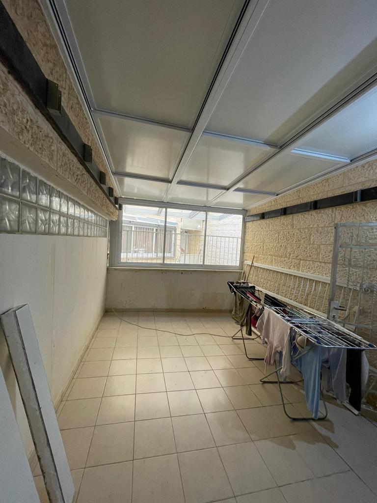 גגות הזזה מאלומיניום בשילוב פנל מבודד