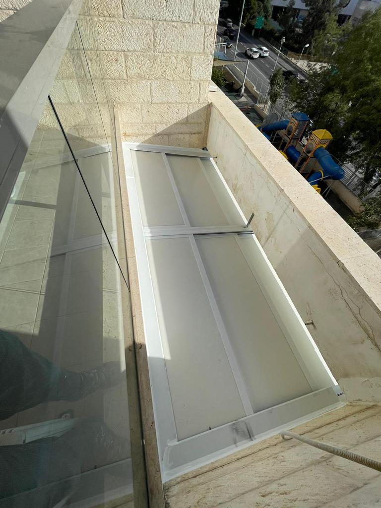 גגות הזזה מאלומיניום בשילוב פנל מבודד