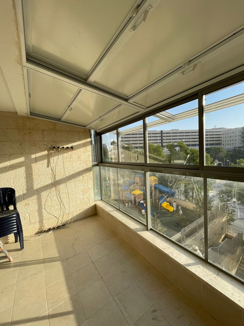 גגות הזזה מאלומיניום בשילוב פנל מבודד