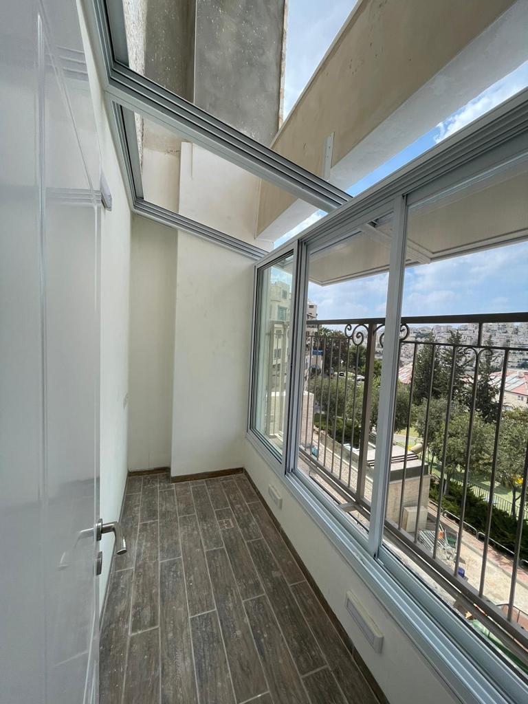 גגות הזזה מאלומיניום בשילוב פנל מבודד