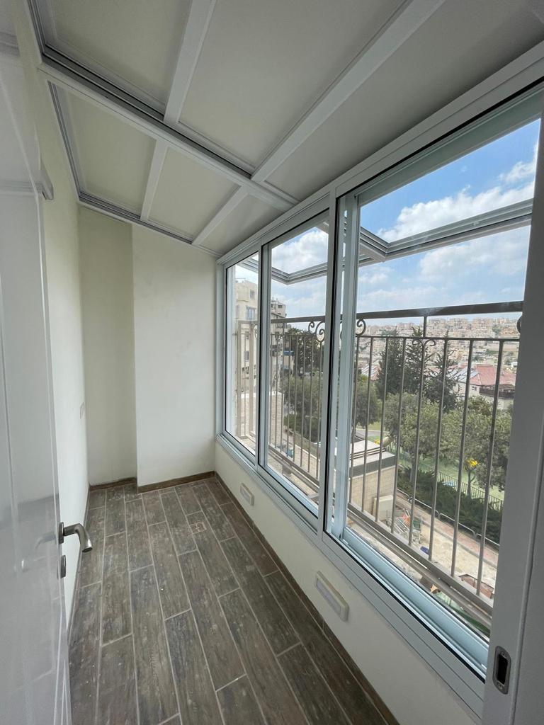 גגות הזזה מאלומיניום בשילוב פנל מבודד