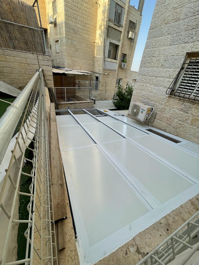 גגות הזזה מאלומיניום בשילוב פנל מבודד