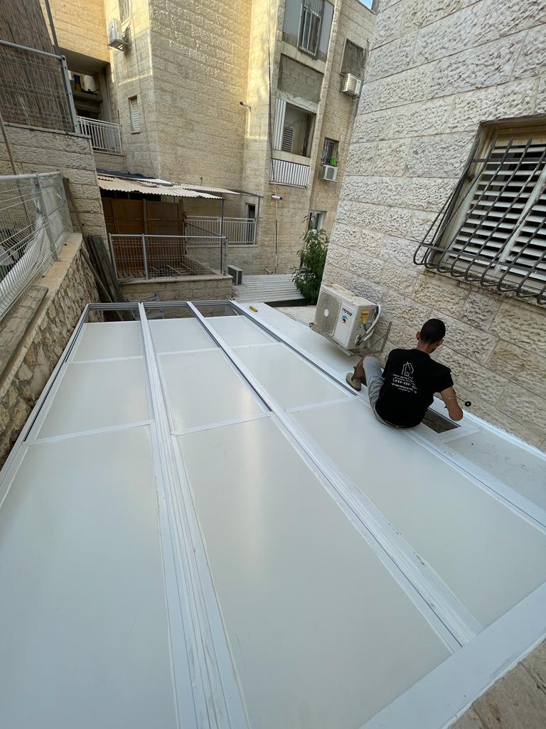 גגות הזזה מאלומיניום בשילוב פנל מבודד