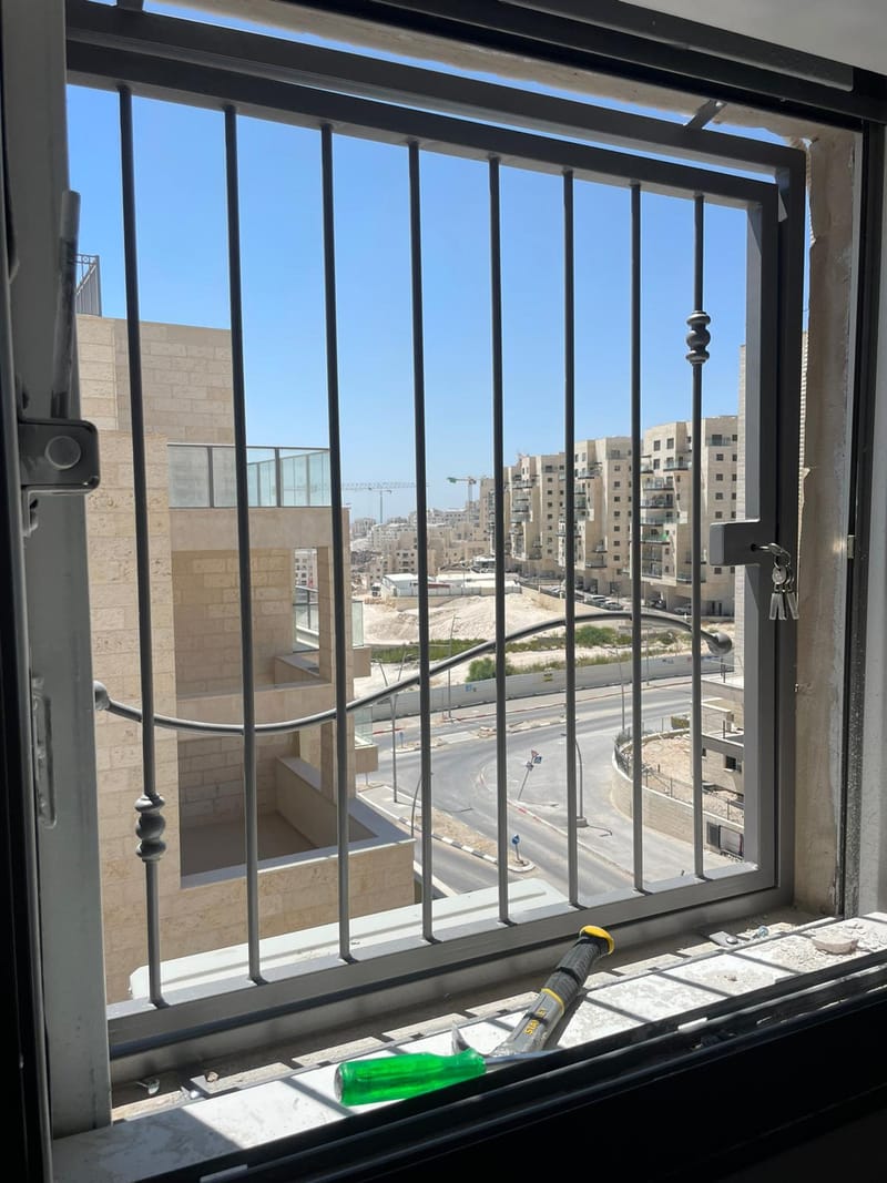 סורגים ישרים / בטן לחלונות 