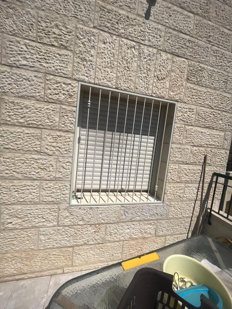 סורגים ישרים / בטן לחלונות 